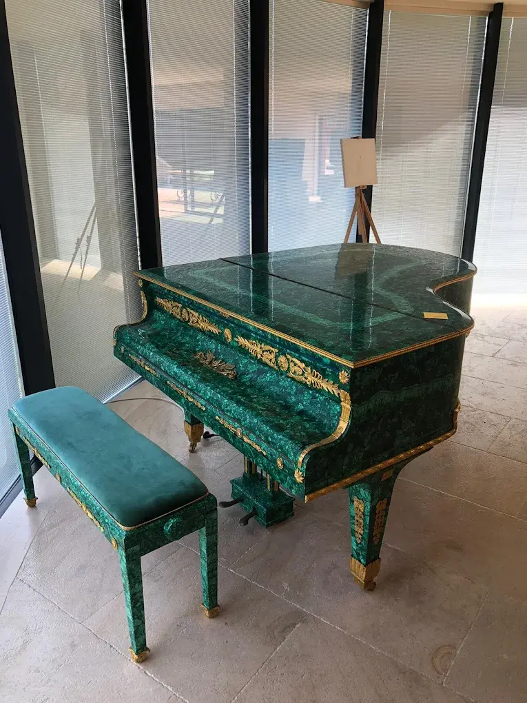 Transport of a green luxury piano