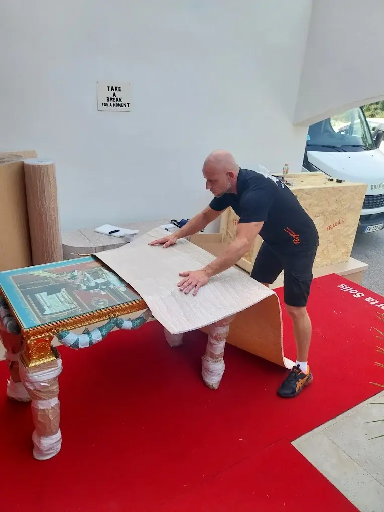 Protection of a luxury art table